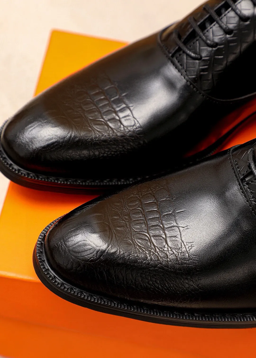 Men's shoes 💰460 💐 Product trademark: HERMES "Hermès" business leather shoes Regular size: 38-44 (45🉑️customized) Product materials: Selected imported first-layer calfskin upper, imported water-dyed 🐂 cowhide lining. Strong three-dimensional visual effect, non-slip and wear-resistant combination outsole Color: 2⃣️colors available